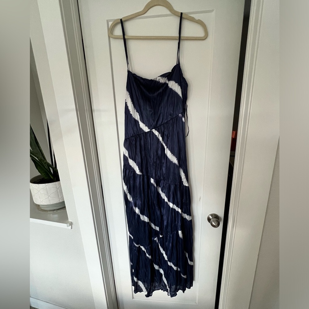 Zara wrinkle tie-dye dress 🤍💙